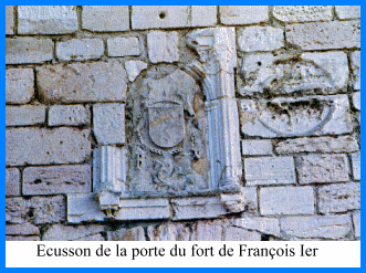 Ecusson du fort au-dessus de la porte de la caftria